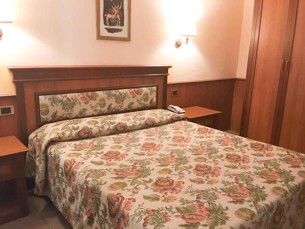 马拉加酒店 阿韦利诺 外观 照片